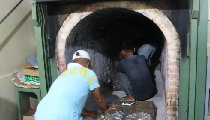 Polda Sumbar Musnahkan 263 Kg Ganja di Krematorium HBT Padang
