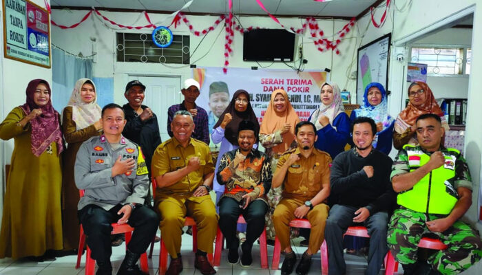 Ketua DPRD Bukittinggi Syaiful Efendi Serahkan Plang Nama Asmaul Husna pada Kelurahan Kubu Tanjung