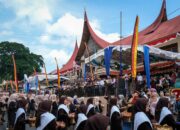 Bupati Tanah Datar Eka Putra Buka Resmi Pawai “Saribu Katidiang Saok” di Pasar Nagari Tanjung Alam