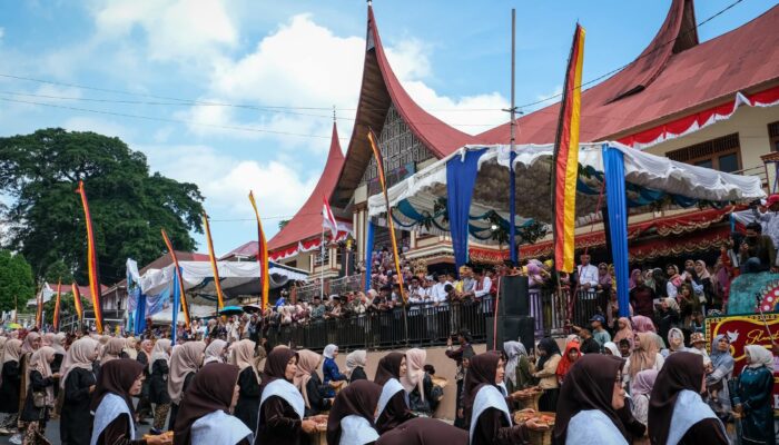 Bupati Tanah Datar Eka Putra Buka Resmi Pawai “Saribu Katidiang Saok” di Pasar Nagari Tanjung Alam