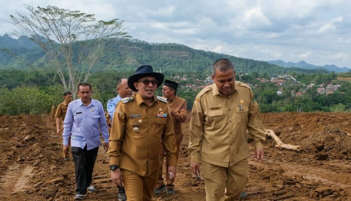 Bupati Tanah Datar Bersama Sekdaprov Sumbar Tinjau Proses Pengerjaan Lahan untuk Pembangunan Sekolah Rakyat di Bukit Gombak