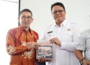 Menbud Fadli Zon Luncurkan Buku Kartu Pos Bergambar Fort De Kock Padang dan Sekitarnya