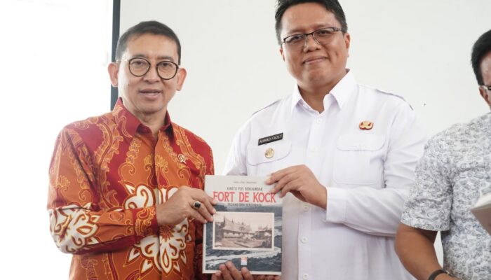 Menbud Fadli Zon Luncurkan Buku Kartu Pos Bergambar Fort De Kock Padang dan Sekitarnya