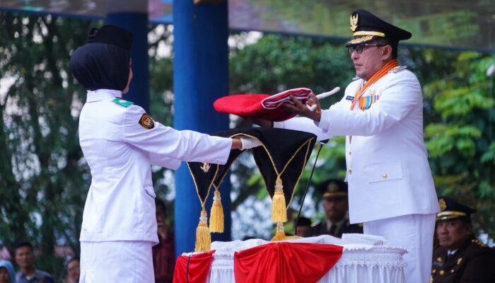 Pemkab Tanah Datar Gelar Upacara Penurunan Bendera HUT RI ke-80 di Lapangan Cindua Mato, Batusangkar