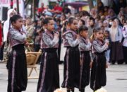 Ribuan Masyarakat Batusangkar Padati Lapangan Cindua Mato Saksikan Pertunjukan Sebelum Upacara Penurunan Bendera