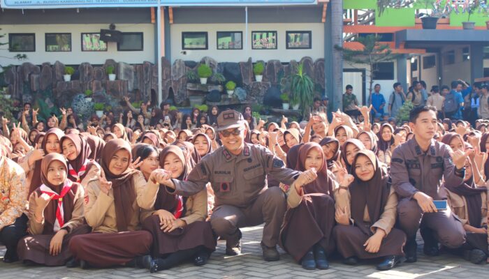 Wakajati Sumbar Dr. Mukhlis, S.H, M.H Pimpin Program Jaksa Mengajar di SMKN 9 Padang