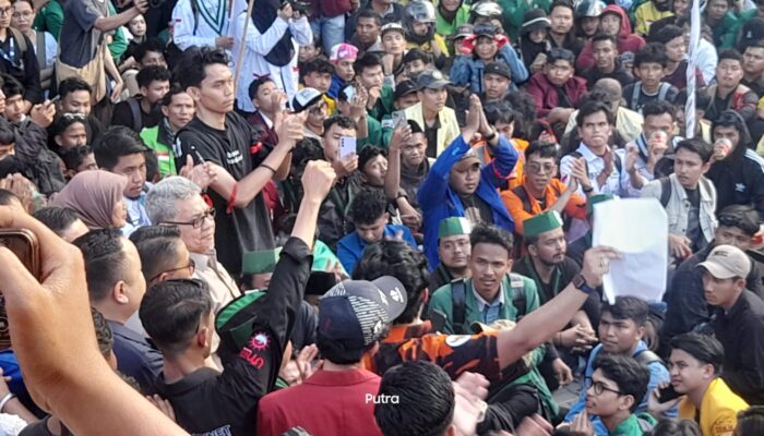 DPRD Sumbar Didatangi Ribuan Pengunjuk Rasa, Suasana Berlangsung Tertib dan Damai