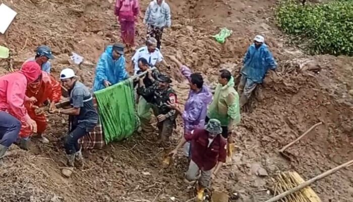 Bantu Evakuasi Korban Longsor di Jembatan Kembar Silaiang Bawah, Dua Personel TNI AD Hilang Kontak dan Satu Lagi Ditemukan Tewas