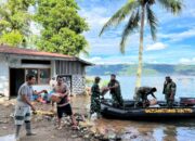 Akses Jalan Darat Terputus, Personel Bekangdam XX/TIB Pakai Jalur Danau Singkarak Antar Logistik Korban Banjir