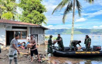 Akses Jalan Darat Terputus, Personel Bekangdam XX/TIB Pakai Jalur Danau Singkarak Antar Logistik Korban Banjir