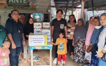 Dalas Swalayan Serahkan Bantuan untuk Karyawan Terdampak Banjir Bandang