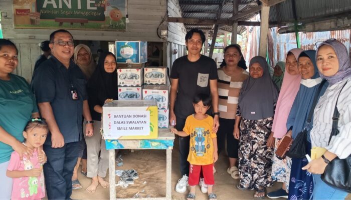 Dalas Swalayan Serahkan Bantuan untuk Karyawan Terdampak Banjir Bandang