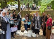 KPPI Sumbar Serahkan Bantuan, Armiati: Pemerintah Harus Siapkan Data Warga Terdampak Banjir