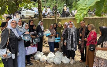 KPPI Sumbar Serahkan Bantuan, Armiati: Pemerintah Harus Siapkan Data Warga Terdampak Banjir