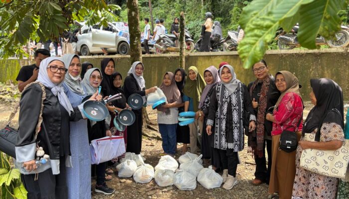 KPPI Sumbar Serahkan Bantuan, Armiati: Pemerintah Harus Siapkan Data Warga Terdampak Banjir
