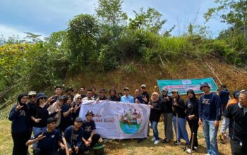 Hotel Santika Premiere Padang dan Hotel Amaris Padang  Ikut Andil Dalam Program Penghijauan Pascabencana di Sumatera Barat