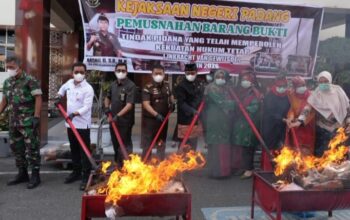 Kejari Padang Musnahkan Barang Bukti Kejahatan yang Telah inkracht