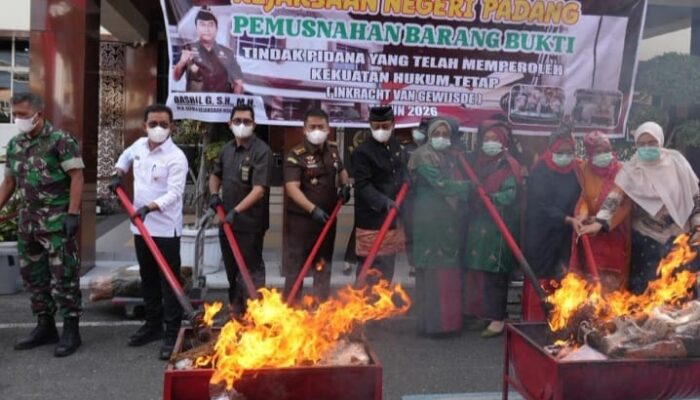 Kejari Padang Musnahkan Barang Bukti Kejahatan yang Telah inkracht