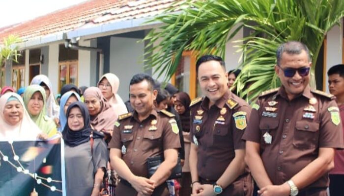 Kejati Sumbar Salurkan Sembako “Berbagi Rasa untuk Sesama”