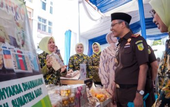 Kejati Sumbar dan Kejari Padang Gelar Pasar Murah Bantu Warga Dapatkan Sembako dan Dukung UMKM