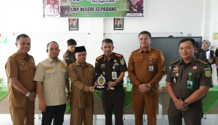 Tekan Angka Kenakalan Remaja, Kejari Padang Gelar Jaksa Masuk Sekolah di SMP Negeri 13