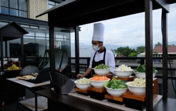 Nikmati Surga Kuliner dan Hangout di Kayu Manis Food Court, Hotel Santika Premiera Padang