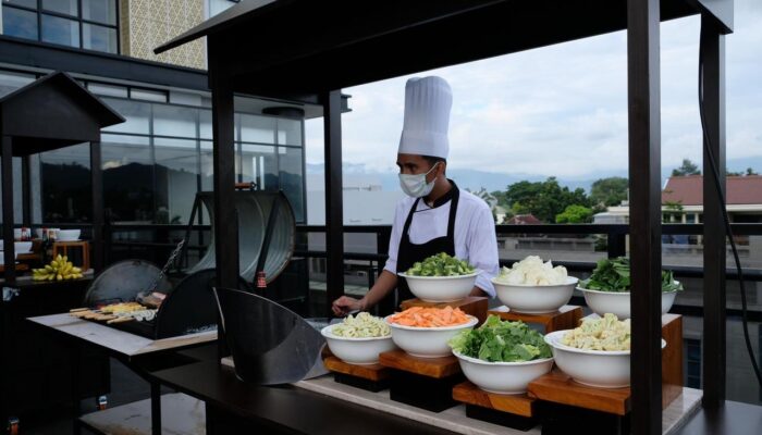 Nikmati Surga Kuliner dan Hangout di Kayu Manis Food Court, Hotel Santika Premiera Padang