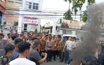 Sejumlah Mahasiswa yang Tergabung dalam SEMMI Datangi Kejati Sumbar Tuntut Tegakkan Keadilan