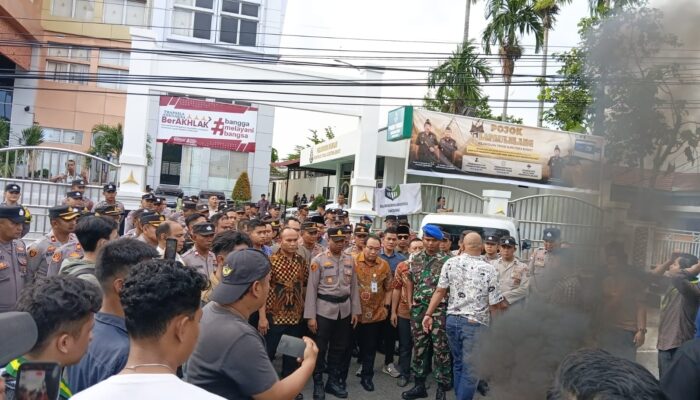 Sejumlah Mahasiswa yang Tergabung dalam SEMMI Datangi Kejati Sumbar Tuntut Tegakkan Keadilan